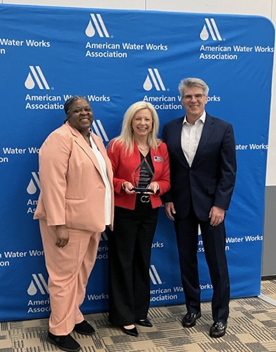 Kelley receiving the Abel woman award